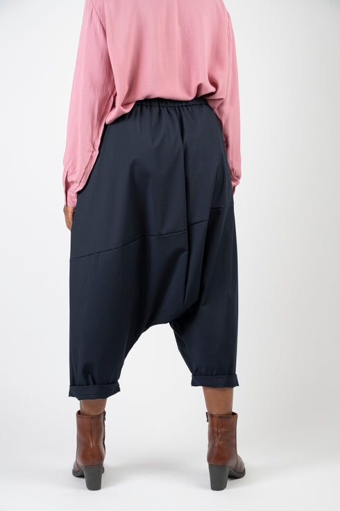 Weite Hose mit tiefem Schritt